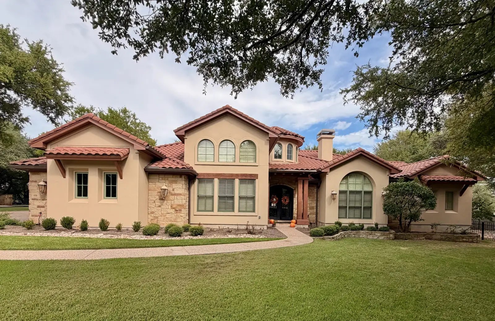 Modern Stucco Arched Entry